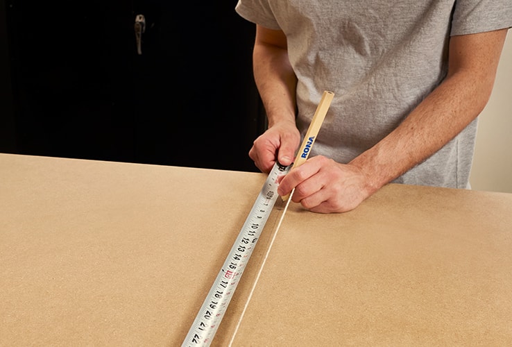 Person measuring a piece of string