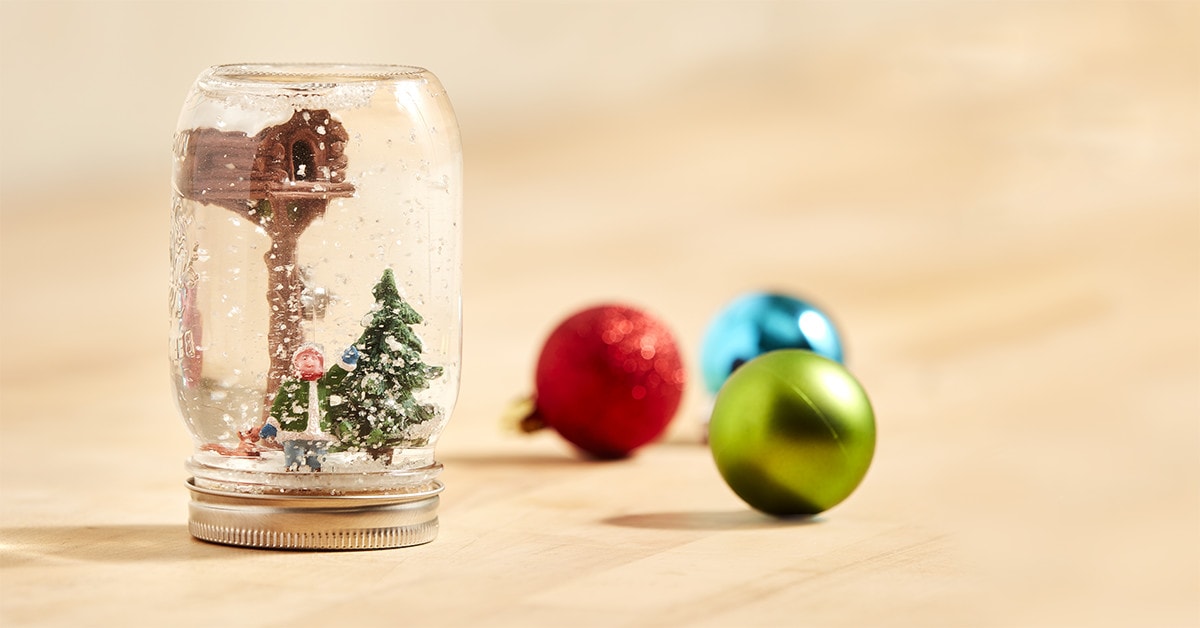 How to make a Christmas snow globe in only 5 steps