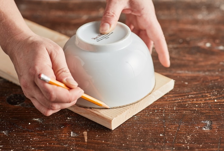 Person using a bowl to trace a curve