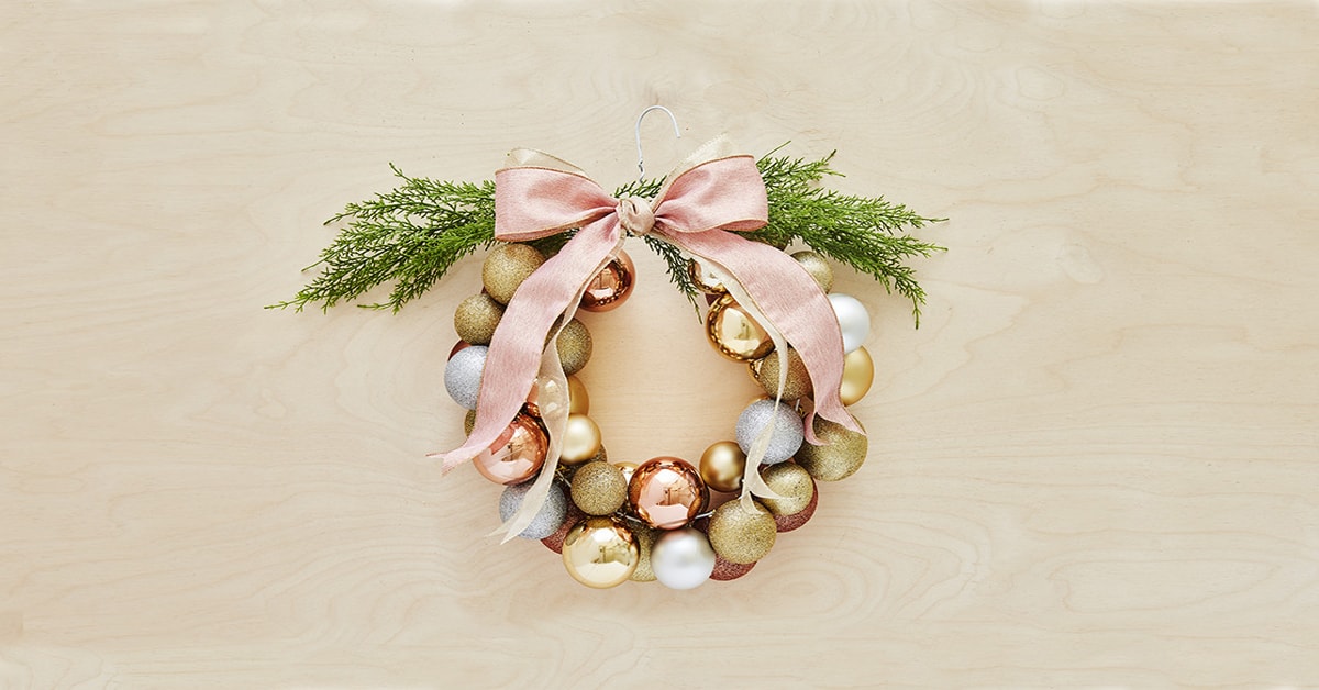 How to create a Christmas ball wreath in less than an hour