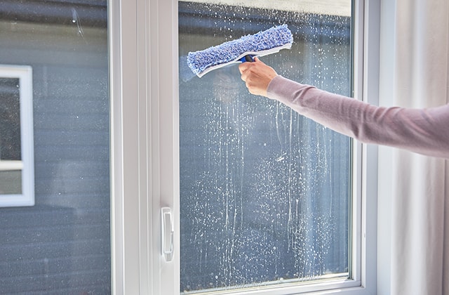 Comment nettoyer des vitres difficilement accessibles ?