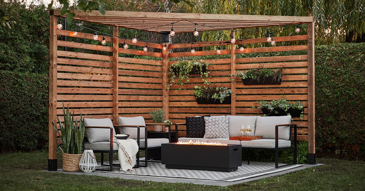 Pergola en bois de forme triangulaire avec des meubles de patio