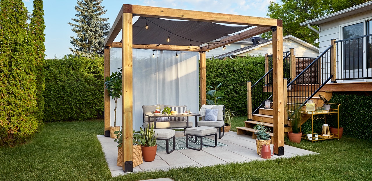 Pergola en bois avec des voiles d’intimité