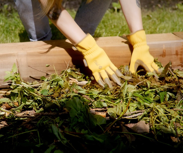 Personne étalant des déchets verts