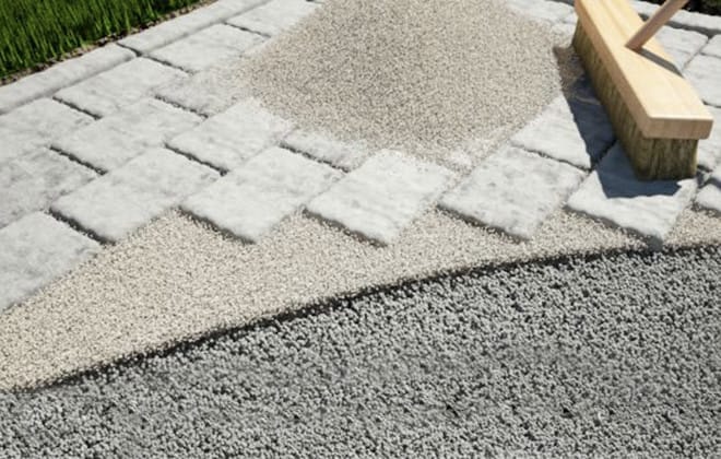 Brosse et sable polymère sur des dalles de patio