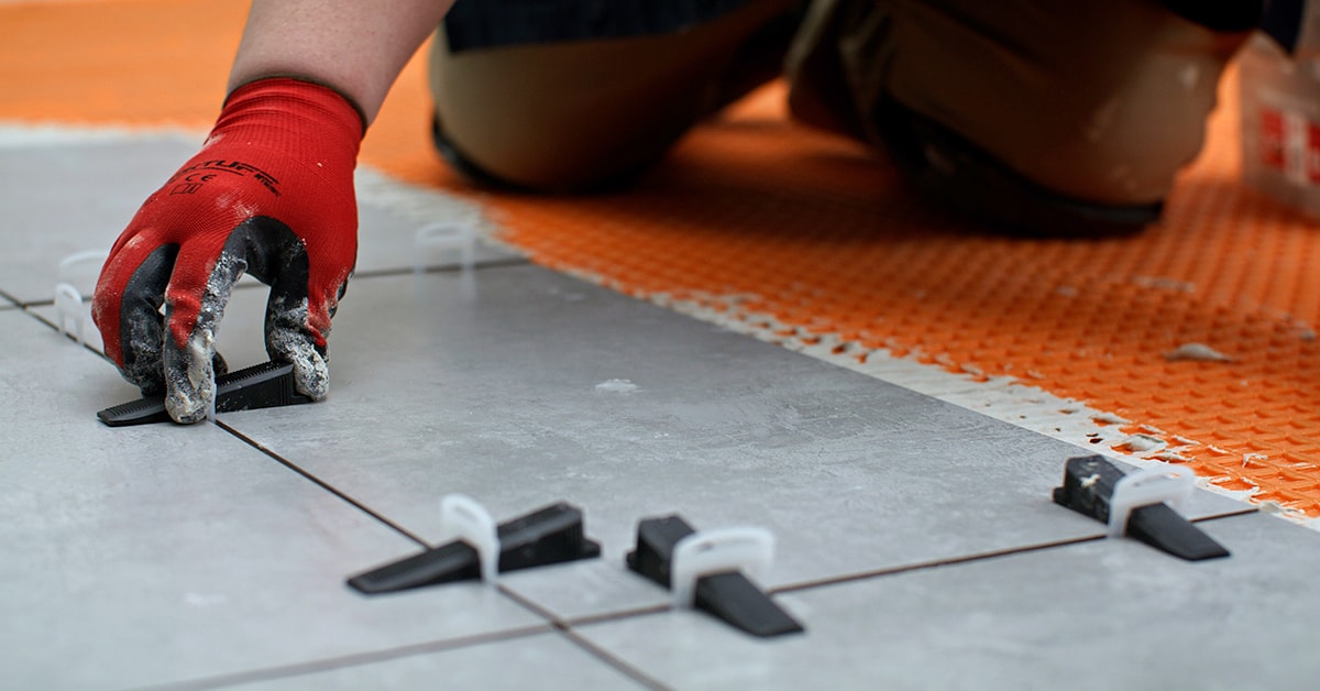 Comment poser des carreaux à l’aide d’un système de nivellement