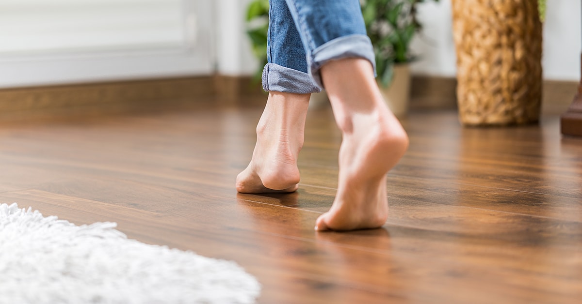 Pieds sur un plancher de bois neuf