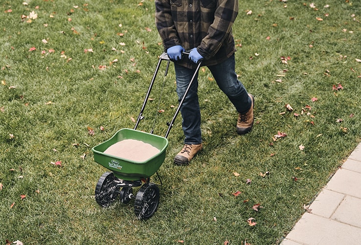 Homme utilisant un épandeur