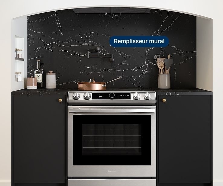 Cuisinière avec un remplisseur mural