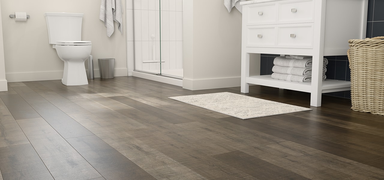 Salle de bain avec un plancher de vinyle effet bois