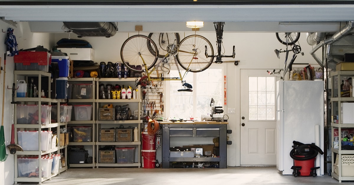 Réalisez un rangement simple dans votre garage  Etagere rangement garage,  Armoire rangement garage, Armoire rangement