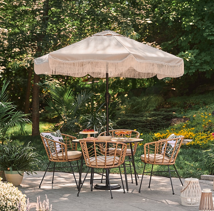 Ensemble de patio avec un parasol boho