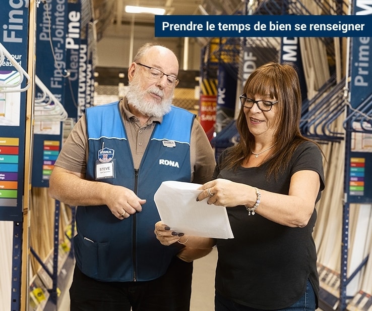 Associé en magasin aidant une cliente