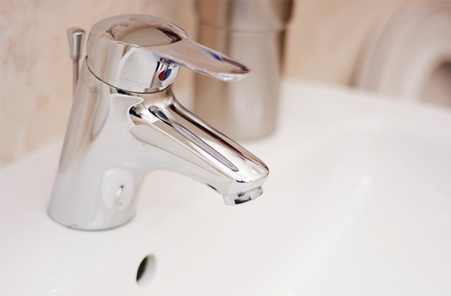 Comment empêcher l'eau chaude de s'écouler du robinet d'eau froide?