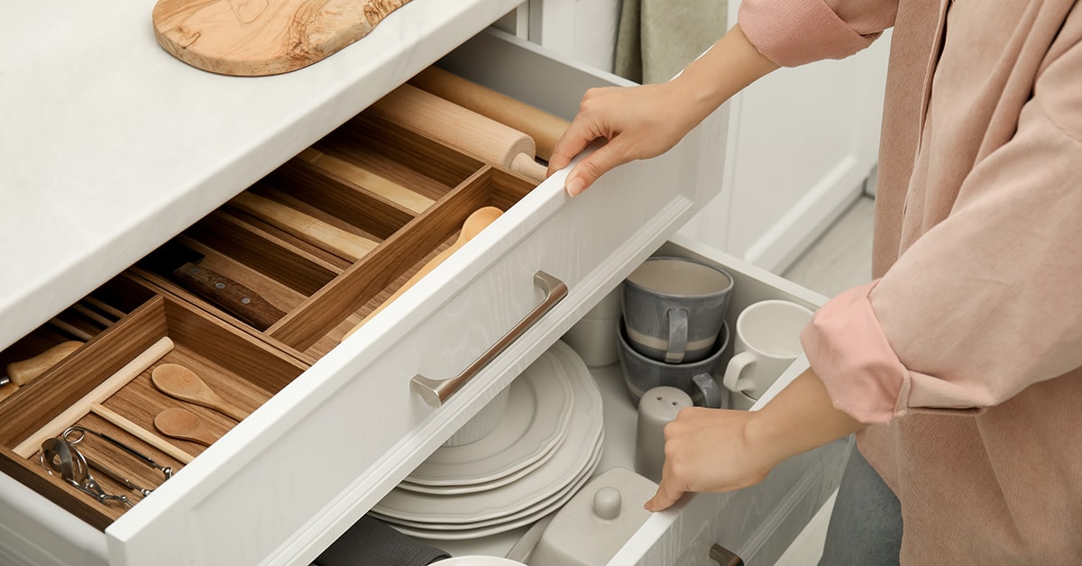 8 Organizing Tips to Optimize Open Kitchen Shelf Storage