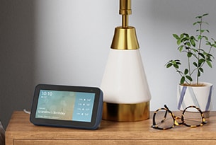 Appareil Echo Show d’Amazon sur une petit table d’appoint