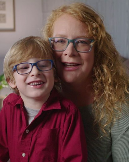 Femme assise avec son fils sur les genoux