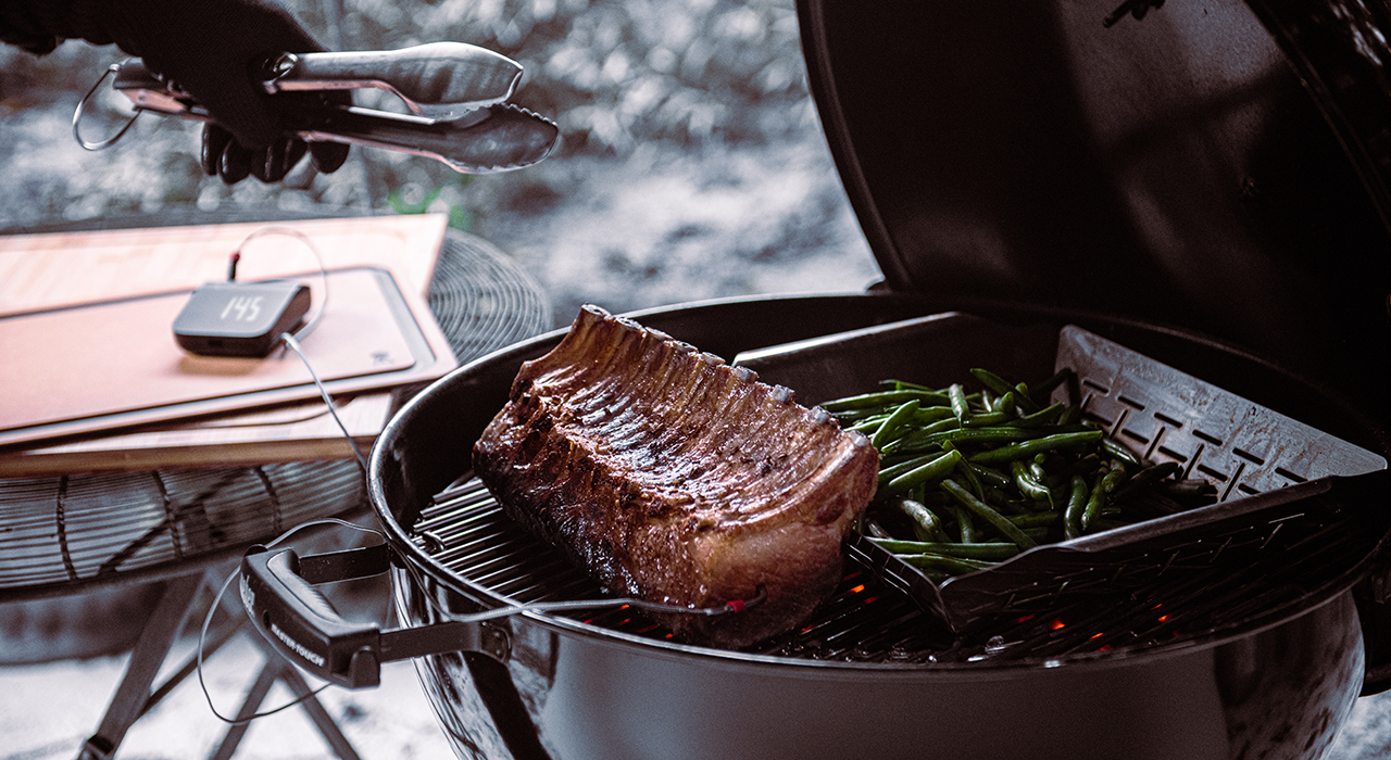 Personne faisant du barbecue en hiver