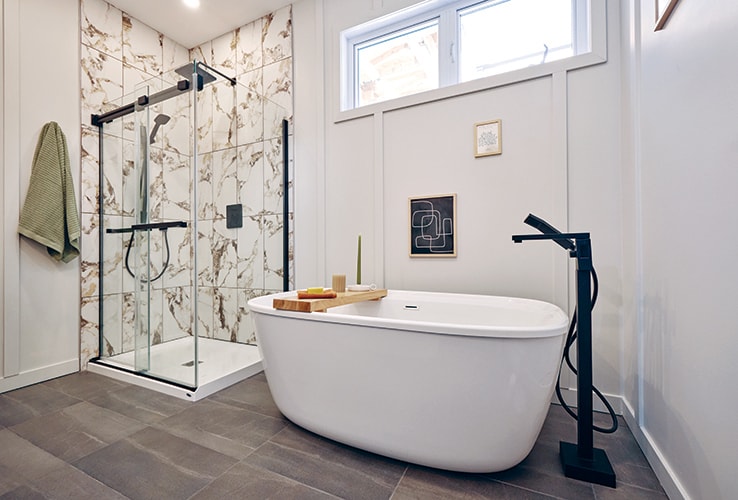 Shower with marbled wall tiles