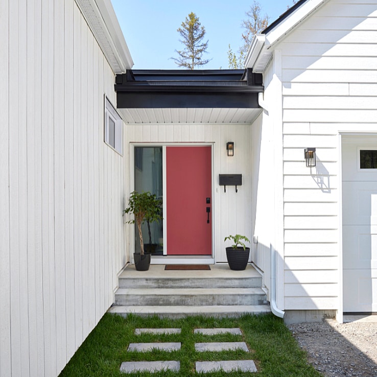 Maison avec une porte rouge