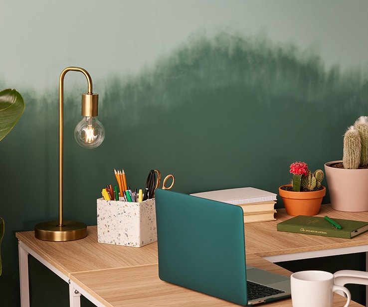 Bureau avec une lampe de table dorée