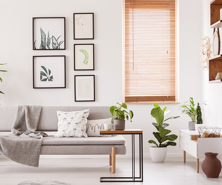 Salon avec des stores verticaux en bois