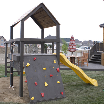 Module de jeux avec mur d'escalade et toboggan